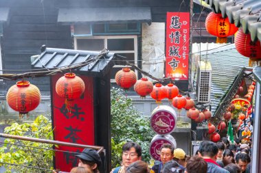 Jiufen, Tayvan - 18 Şubat 2018: eski Japon altın madenci kasabasında alışveriş Jiufen Köyü eski sokak turist. Jiufen bir ünlü turistik cazibe Tayvan temsilcisidir