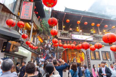 Jiufen, Tayvan - 18 Şubat 2018: eski Japon altın madenci kasabasında alışveriş Jiufen Köyü eski sokak turist. Jiufen bir ünlü turistik cazibe Tayvan temsilcisidir