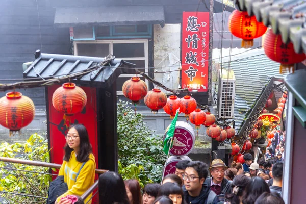 Jiufen, Tayvan - 18 Şubat 2018: eski Japon altın madenci kasabasında alışveriş Jiufen Köyü eski sokak turist. Jiufen bir ünlü turistik cazibe Tayvan temsilcisidir