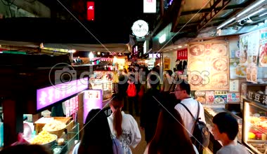 Taipei, Tayvan - 18 Şubat 2018: Raohe Caddesi gece pazarı, ünlü gece Pazarı'na ve seyahat hedef, insanların doğal görünümünü görülebilir yürüyüş ve çevresinde keşfetmek. Tayvanlı kültür büyük bölümü