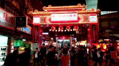 Taipei, Tayvan - 18 Şubat 2018: Raohe Caddesi gece pazarı, ünlü gece Pazarı'na ve seyahat hedef, insanların doğal görünümünü görülebilir yürüyüş ve çevresinde keşfetmek. Tayvanlı kültür büyük bölümü