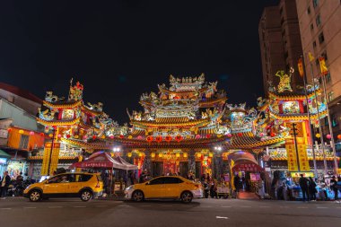 Taipei, Tayvan - 18 Şubat 2018: Lampions Caddesi Raohe sokak gece pazarı, Ciyou Tapınağı ve Songshan istasyonu yakınında üzerinde. ünlü gece Pazar ve hedef, seyahat. Tayvanlı kültür büyük bölümü.