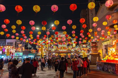 Taipei, Tayvan - 18 Şubat 2018: Lampions Caddesi Raohe sokak gece pazarı, Ciyou Tapınağı ve Songshan istasyonu yakınında üzerinde. ünlü gece Pazar ve hedef, seyahat. Tayvanlı kültür büyük bölümü.
