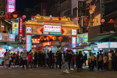 Taipei, Tayvan - 18 Şubat 2018: Raohe Caddesi gece pazarı, ünlü gece Pazarı'na ve seyahat hedef, insanların doğal görünümünü görülebilir yürüyüş ve çevresinde keşfetmek. Tayvanlı kültür büyük bölümü