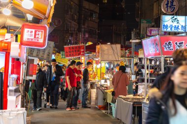 Taipei, Tayvan - 18 Şubat 2018: Raohe Caddesi gece pazarı, ünlü gece Pazarı'na ve seyahat hedef, insanların doğal görünümünü görülebilir yürüyüş ve çevresinde keşfetmek. Tayvanlı kültür büyük bölümü