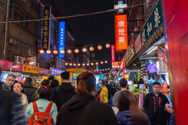 Taipei, Tayvan - 18 Şubat 2018: Raohe Caddesi gece pazarı, ünlü gece Pazarı'na ve seyahat hedef, insanların doğal görünümünü görülebilir yürüyüş ve çevresinde keşfetmek. Tayvanlı kültür büyük bölümü