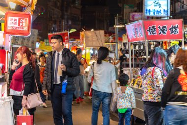 Taipei, Tayvan - 18 Şubat 2018: Raohe Caddesi gece pazarı, ünlü gece Pazarı'na ve seyahat hedef, insanların doğal görünümünü görülebilir yürüyüş ve çevresinde keşfetmek. Tayvanlı kültür büyük bölümü