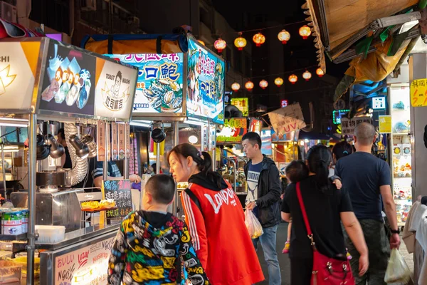 2018年2月18日 罗河街夜市 著名的夜市和旅游目的地的风景 人们可以看到步行和探索它周围 台湾文化的重要组成部分 — 图库照片