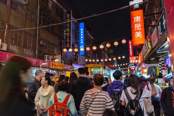 Taipei, Tayvan - 18 Şubat 2018: Raohe Caddesi gece pazarı, ünlü gece Pazarı'na ve seyahat hedef, insanların doğal görünümünü görülebilir yürüyüş ve çevresinde keşfetmek. Tayvanlı kültür büyük bölümü