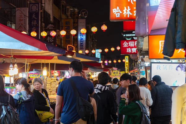 2018 饒河街夜市 有名なナイト マーケットと旅行の目的地の人々 の美しい景色は 歩いて 周りを探索を見ることが 台湾の文化の大きな部分を占めて — ストック写真