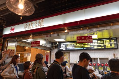 Taipei, Tayvan - 17 Şubat 2019: Fu asmak soya sütü veya Fu asmak Dou Jiang, ünlü geleneksel kahvaltı restoranına Huashan Pazar binada. İnsanlar uzun çizgi bu popüler kahvaltı satın almak kadar.