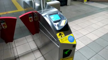 Taipei, Tayvan - 19 Şubat 2019: Yolcu yürümek-den geçerek onların toplu ulaşım kartları, Taipei, Tayvan dokunarak süre metro istasyonu, ücret ödeme bölge çıkış kapısı