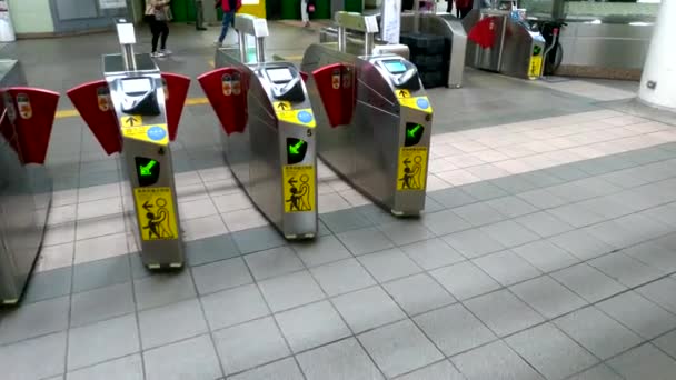 Taipei Taiwan Februari 2019 Passagiers Lopen Door Tarief Betalen Zone — Stockvideo