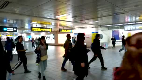 2019年2月19日 台北火车总站大厅 许多人在台北使用这项服务 地铁乘客走过台北火车站庞大的地下网络 — 图库视频影像
