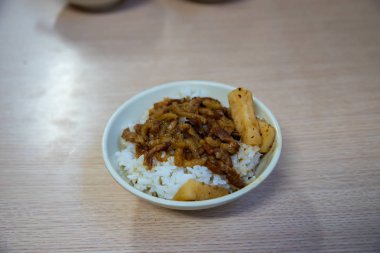 Jin Feng Lu Rou Fan (Alp Luroufan veya Jin Feng kızarmış domuz eti pilav). Taipei'nın en ünlü kızarmış domuz eti pilav kasesi Restoran.