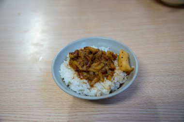 Jin Feng Lu Rou Fan (Alp Luroufan veya Jin Feng kızarmış domuz eti pilav). Taipei'nın en ünlü kızarmış domuz eti pilav kasesi Restoran.