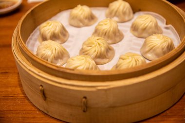 Çince buğulanmış çörek (baozi) Xiaolongbao adlı buğulama çorba hamur tatlısı olarak da adlandırılır. Geleneksel olarak xiolong küçük bambu dumanı tüten sepet içinde hazırlanır. Michelin yıldızına layık Din Tai Fung Restoran