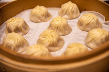 Çince buğulanmış çörek (baozi) Xiaolongbao adlı buğulama çorba hamur tatlısı olarak da adlandırılır. Geleneksel olarak xiolong küçük bambu dumanı tüten sepet içinde hazırlanır. Michelin yıldızına layık Din Tai Fung Restoran