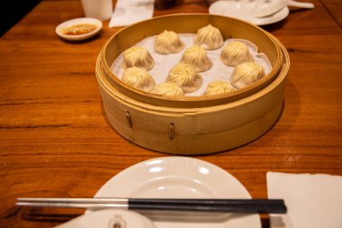 Çince buğulanmış çörek (baozi) Xiaolongbao adlı buğulama çorba hamur tatlısı olarak da adlandırılır. Geleneksel olarak xiolong küçük bambu dumanı tüten sepet içinde hazırlanır. Michelin yıldızına layık Din Tai Fung Restoran