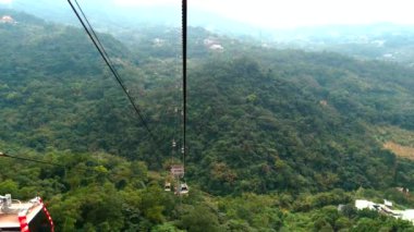 Taipei, Tayvan-19 Şubat 2019: Maokong gondol çevresinde dağ ile. Taipei 'de bir teleferiğe ulaşım sistemi 2007 yılında açıldı. Taipei Zoo ve Maokong arasında faaliyet göstermektedir.