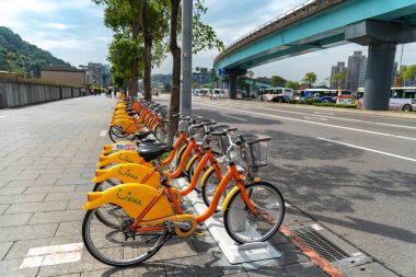 Taipei, Tayvan - 19 Şubat 2019: Ubike (Youbike) istasyonu. Ubike Kiralık Bisiklet Taipei popüler bir ağdır. Bir Bisiklet paylaşım vatandaşlar tarafından kısa mesafe ulaşım aracı olarak kullanılan sistem hizmeti.