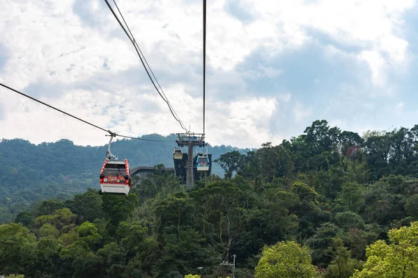 2019 Maokong の周りに山のあるゴンドラ 台北市のゴンドラリフト輸送システムは 2007年に開業しました 台北動物園と Maokong の間で運営 — ストック写真