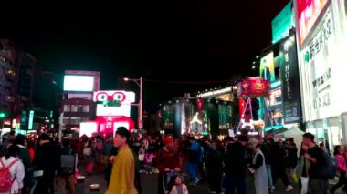 Taipei, Tayvan-18 Şubat 2019: Wanhua bölgesinde Ximending sokak pazarının gece görünümü, Taipei. Tayvan popüler bir ilçe, gıda, dükkan, film, moda, kafeler, restoranlar için Insanlar ziyaret