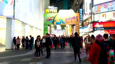 Taipei, Tayvan-18 Şubat 2019: Wanhua bölgesinde Ximending sokak pazarının gece görünümü, Taipei. Tayvan popüler bir ilçe, gıda, dükkan, film, moda, kafeler, restoranlar için Insanlar ziyaret