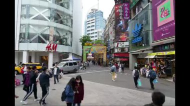 Taipei, Tayvan - 15 Nisan 2019 : Wanhua semtinde, Taipei'deki Ximending sokak pazarının Timelapse 4k'ı. Tayvan popüler bir ilçe, Insanlar gıdalar, mağazalar, film, moda, kafeler, restoranlar için ziyaret.