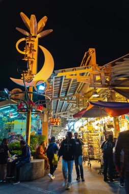 Shilin Gece Pazarı yemek mahkemesi. Popüler ve ünlü bir yer, sonsuz gıda tezgahları, kalabalıklar. Tayvan'ın en büyük gece pazarı, insanlar burada yemek, içki ve alışveriş olsun. Taipei, Tayvan - 15 Nisan 2019.