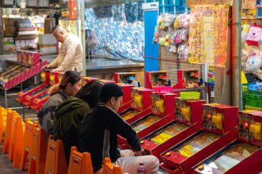 Shilin Gece Pazarı yemek mahkemesi. Popüler ve ünlü bir yer, sonsuz gıda tezgahları, kalabalıklar. Tayvan'ın en büyük gece pazarı, insanlar burada yemek, içki ve alışveriş olsun. Taipei, Tayvan - 15 Nisan 2019.