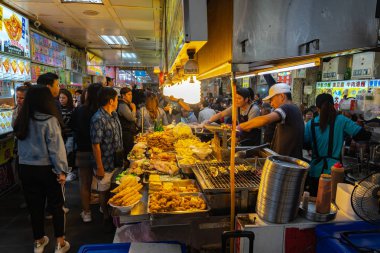 Shilin Gece Pazarı yemek mahkemesi. Popüler ve ünlü bir yer, sonsuz gıda tezgahları, kalabalıklar. Tayvan'ın en büyük gece pazarı, insanlar burada yemek, içki ve alışveriş olsun. Taipei, Tayvan - 15 Nisan 2019.