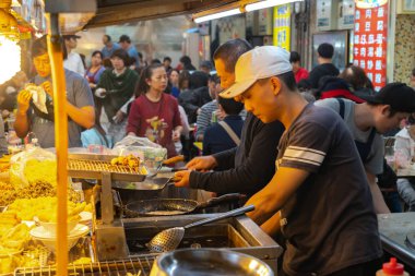 Shilin Gece Pazarı yemek mahkemesi. Popüler ve ünlü bir yer, sonsuz gıda tezgahları, kalabalıklar. Tayvan'ın en büyük gece pazarı, insanlar burada yemek, içki ve alışveriş olsun. Taipei, Tayvan - 15 Nisan 2019.