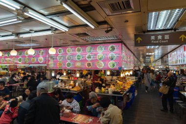 Shilin Gece Pazarı yemek mahkemesi. Popüler ve ünlü bir yer, sonsuz gıda tezgahları, kalabalıklar. Tayvan'ın en büyük gece pazarı, insanlar burada yemek, içki ve alışveriş olsun. Taipei, Tayvan - 15 Nisan 2019.