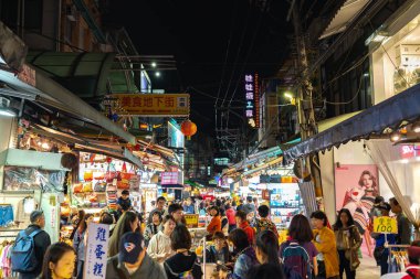 Shilin Gece Pazarı yemek mahkemesi. Popüler ve ünlü bir yer, sonsuz gıda tezgahları, kalabalıklar. Tayvan'ın en büyük gece pazarı, insanlar burada yemek, içki ve alışveriş olsun. Taipei, Tayvan - 15 Nisan 2019.