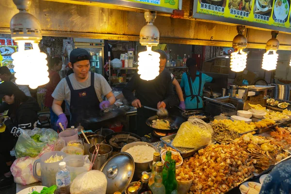シリンナイトマーケットフードコート 人気のある有名な目的地 無限の屋台 台湾最大のナイトマーケットでは 人々はここで食べ物 飲み物 買い物をします 2019年4月15日 — ストック写真