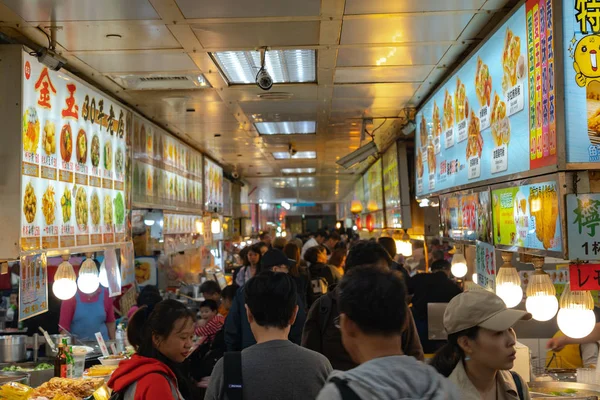 シリンナイトマーケットフードコート 人気のある有名な目的地 無限の屋台 台湾最大のナイトマーケットでは 人々はここで食べ物 飲み物 買い物をします 2019年4月15日 — ストック写真