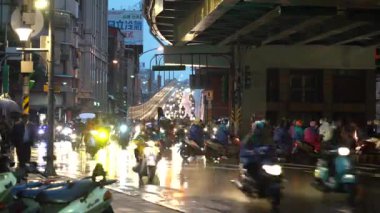Taipei, Tayvan, 12 Mayıs 2019 : Taipei Köprüsü, Taipei şehrinde scooter dolu.