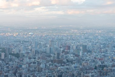 Moiwa Dağı'ndan Sapporo şehir silüeti manzarası. Sapporo, Hokkaido, Japonya - 7 Mayıs 2018