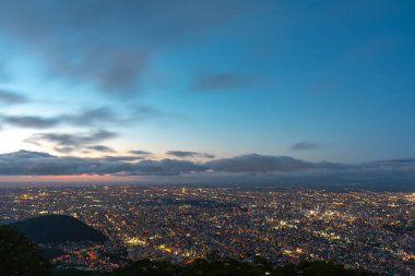 Mountain Moiwa gözlem Sapporo şehrin gece şehir manzarası. Turizm için en popüler turistik bakış açısı. Sapporo, Hokkaido, Japonya.