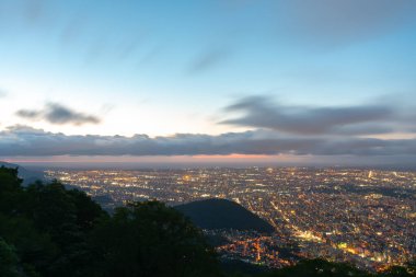 Mountain Moiwa gözlem Sapporo şehrin gece şehir manzarası. Turizm için en popüler turistik bakış açısı. Sapporo, Hokkaido, Japonya.