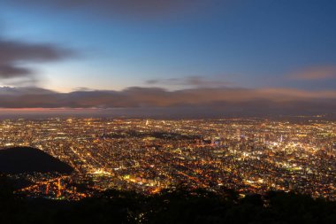Mountain Moiwa gözlem Sapporo şehrin gece şehir manzarası. Turizm için en popüler turistik bakış açısı. Sapporo, Hokkaido, Japonya.