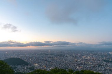 Mountain Moiwa gözlem Sapporo şehrin gece şehir manzarası. Turizm için en popüler turistik bakış açısı. Sapporo, Hokkaido, Japonya.