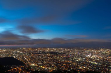 Mountain Moiwa gözlem Sapporo şehrin gece şehir manzarası. Turizm için en popüler turistik bakış açısı. Sapporo, Hokkaido, Japonya.