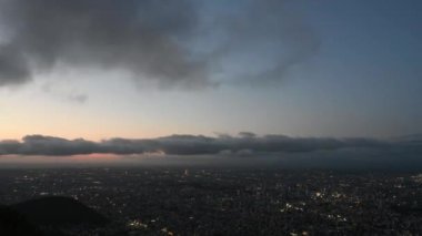 Mountain Moiwa gözlem Sapporo şehrin gece şehir manzarası. Turizm için en popüler turistik bakış açısı. Sapporo, Hokkaido, Japonya.