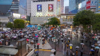 Shibuya, Tokyo, Japonya - 1 Mayıs 2019 : Reiwa döneminin ilk günü (Reiwa jidai ) yayalar yağmurlu bir günde Shibuya semtinde yayalar yaya geçidine girer. Shibuya Crossing dünyanın en işlek yaya geçitlerinden biridir
