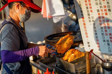 Tainan, Tayvan- 13 Nisan 2019 : Xia Lin Scallion Pancake. Tainan ünlü bir tarağı gözleme sokak satıcısı, Tayvan.