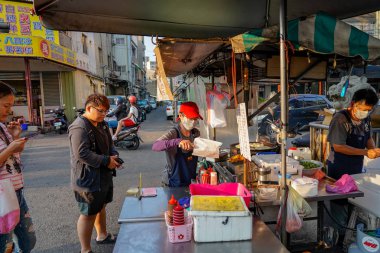 Tainan, Tayvan- 13 Nisan 2019 : Xia Lin Scallion Pancake. Tainan ünlü bir tarağı gözleme sokak satıcısı, Tayvan.
