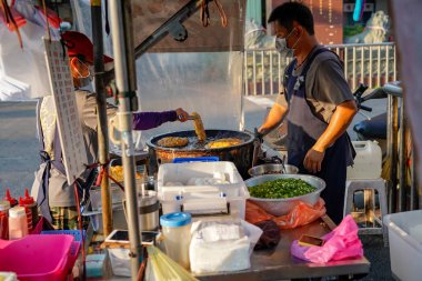 Tainan, Tayvan- 13 Nisan 2019 : Xia Lin Scallion Pancake. Tainan ünlü bir tarağı gözleme sokak satıcısı, Tayvan.