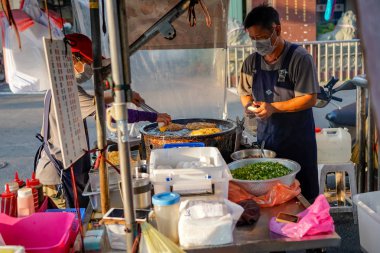Tainan, Tayvan- 13 Nisan 2019 : Xia Lin Scallion Pancake. Tainan ünlü bir tarağı gözleme sokak satıcısı, Tayvan.